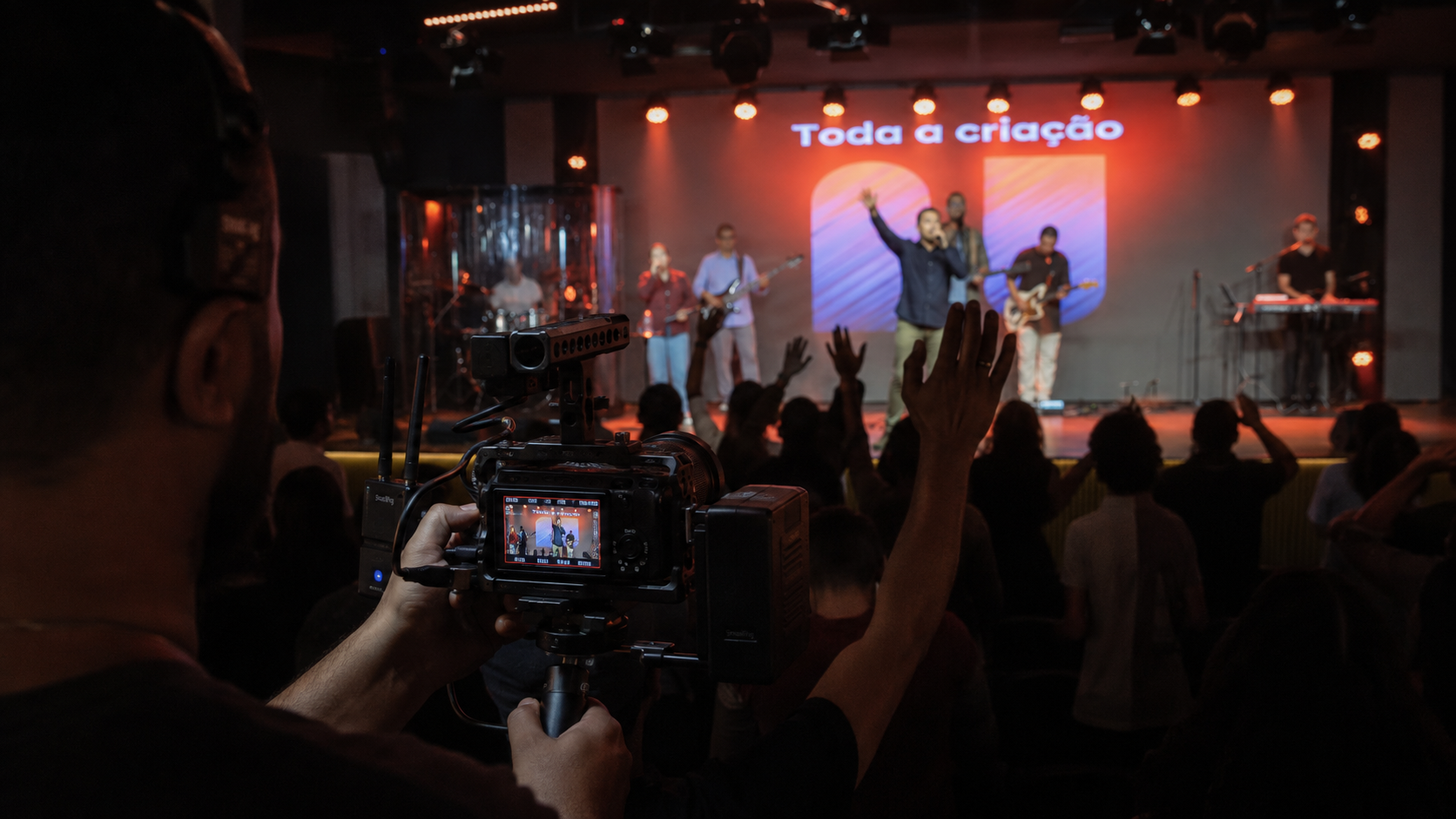 Rig Emotion móvel filmando o louvor no meio da igreja
