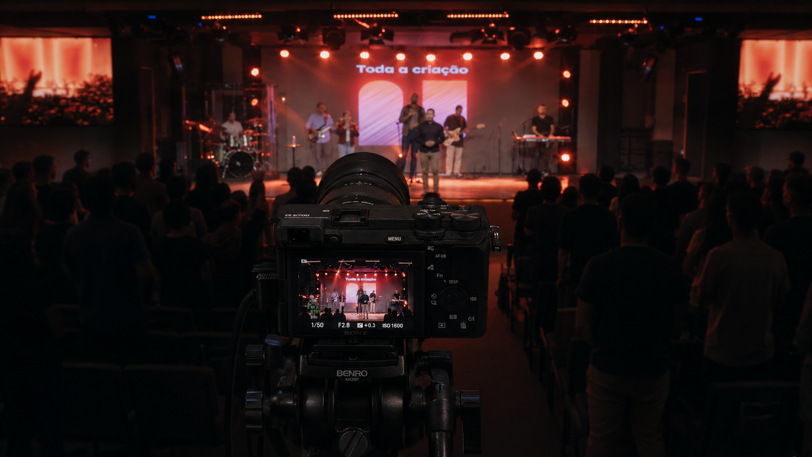 Câmera Hero enquadrando o palco da igreja